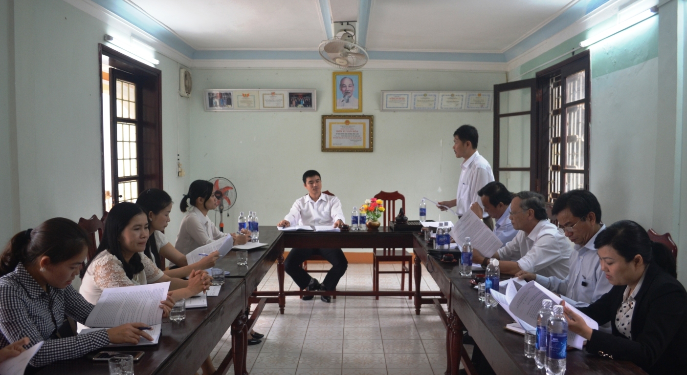 Đoàn nghiên cứu thực tế làm việc với Ban Giám đốc, cán bộ phòng giao dịch NHCSXH huyện Vĩnh Linh. Ảnh: TL.